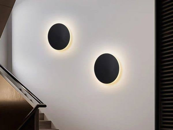 Minimalistic wall sconce